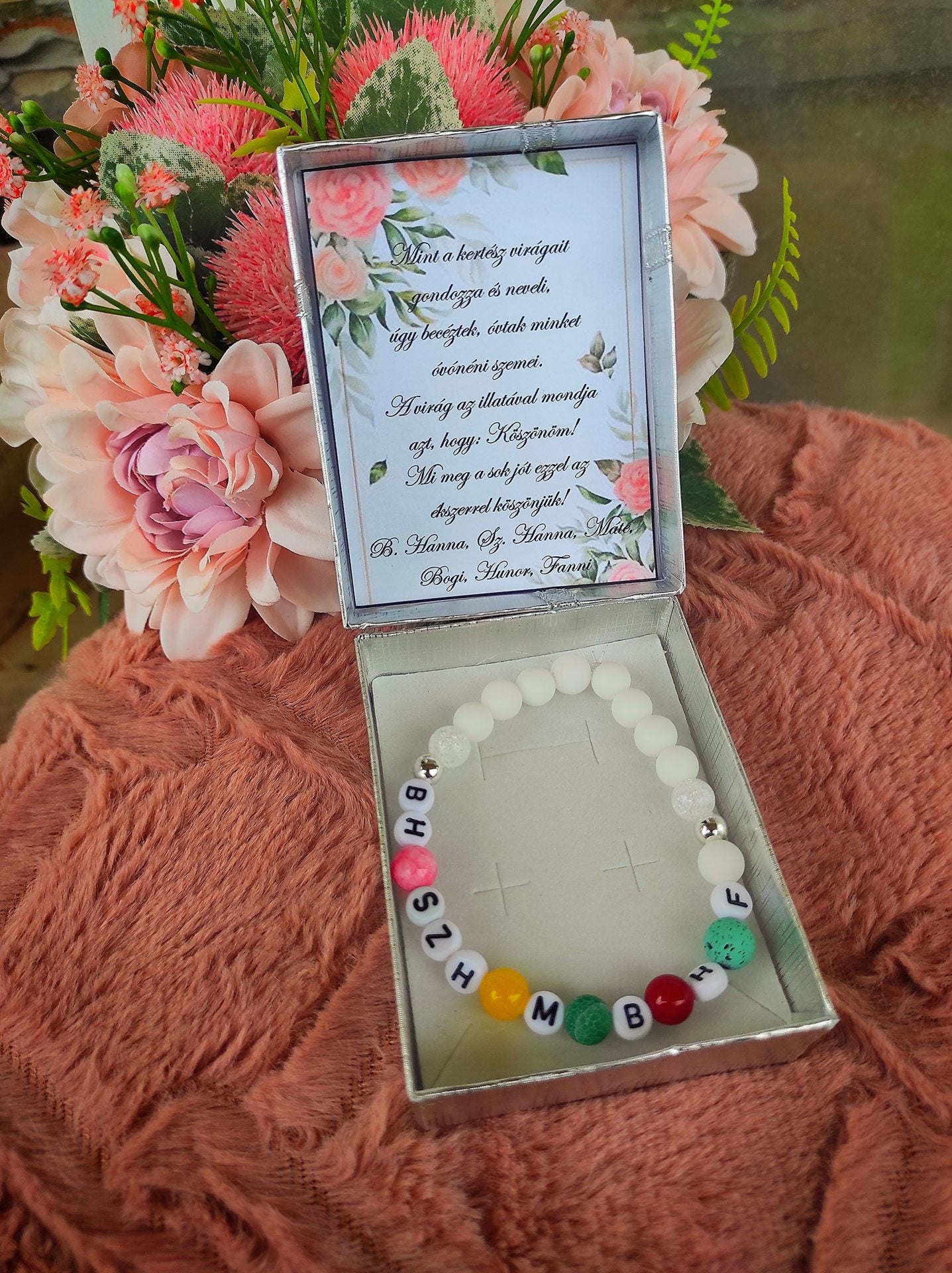 Egyedi óvónéni csoportos betűs karkötő